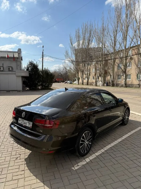 Volkswagen jetta 1.8at, 2016 года, комплектация sport пробег: 193 тыс. цена: 1,45 млн. (торг уместен). комплектация: подогрев сидений и зеркал, кнопка старт-стоп, черный потолок, кожаный салон, оригинальные r17, led фары, carplay, камера заднего вида, кондиционер. тел. : +79493605378 📞 звоните: +7(949)3605378 - фотография - 3