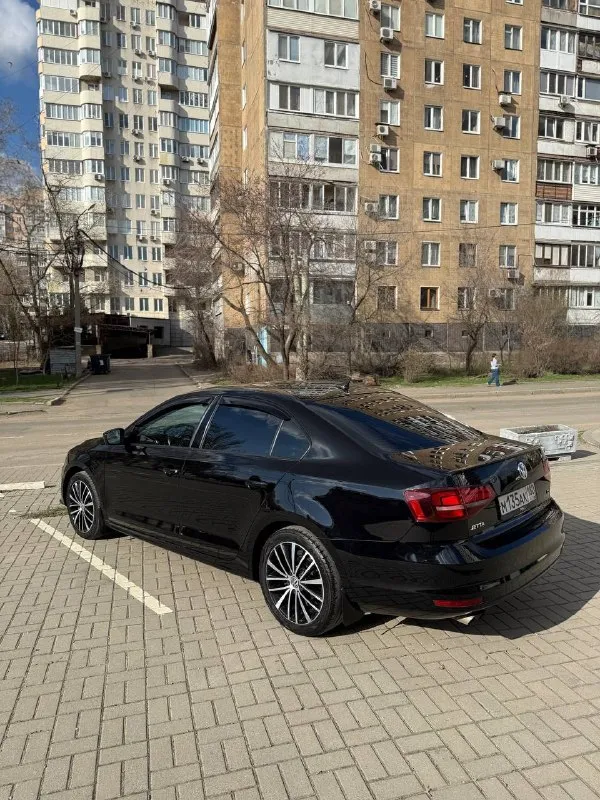 Volkswagen jetta 1.8at, 2016 года, комплектация sport пробег: 193 тыс. цена: 1,45 млн. (торг уместен). комплектация: подогрев сидений и зеркал, кнопка старт-стоп, черный потолок, кожаный салон, оригинальные r17, led фары, carplay, камера заднего вида, кондиционер. тел. : +79493605378 📞 звоните: +7(949)3605378 - фотография - 5