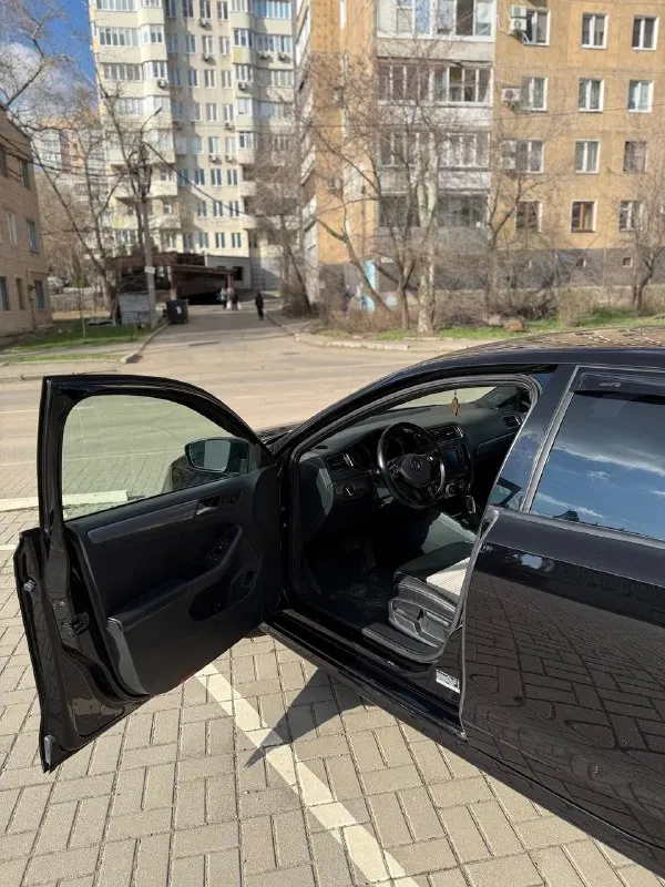 Volkswagen jetta 1.8at, 2016 года, комплектация sport пробег: 193 тыс. цена: 1,45 млн. (торг уместен). комплектация: подогрев сидений и зеркал, кнопка старт-стоп, черный потолок, кожаный салон, оригинальные r17, led фары, carplay, камера заднего вида, кондиционер. тел. : +79493605378 📞 звоните: +7(949)3605378 - фотография - 6