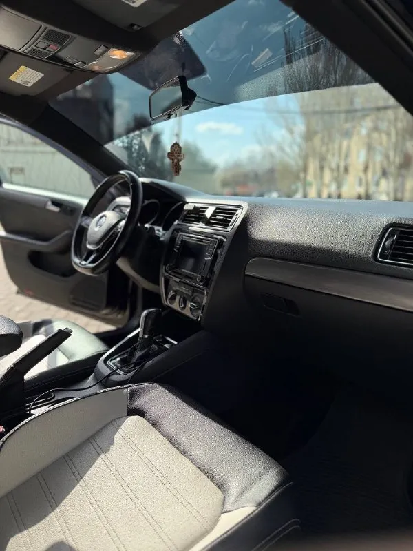 Volkswagen jetta 1.8at, 2016 года, комплектация sport пробег: 193 тыс. цена: 1,45 млн. (торг уместен). комплектация: подогрев сидений и зеркал, кнопка старт-стоп, черный потолок, кожаный салон, оригинальные r17, led фары, carplay, камера заднего вида, кондиционер. тел. : +79493605378 📞 звоните: +7(949)3605378 - фотография - 9