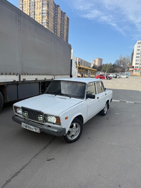 Продам ваз 2107,2008год я хозяин пробег 100тыс родной, не косая не кривая, в заводском окрасе, есть рыжики, и беда с правым порогом, но зато кривые руки кроме крыла заднего не куда не лезли, поэтому шпаклевка только на крыле, мотор масло не ест не дымит, стоит новый стартер, новый генератор, новый аккумулятор 🔋, свежая зимняя резина, ходовая надо поменять резинки стабилизатора(вылезли стучат)ездил на протяжении двух лет каждый день, рабочий транспорт, не подводила возила каждый день! цена 150 руб г. ровеньки +7961 3154921 📞 звоните: +7(961)3154921 - фотография - 1