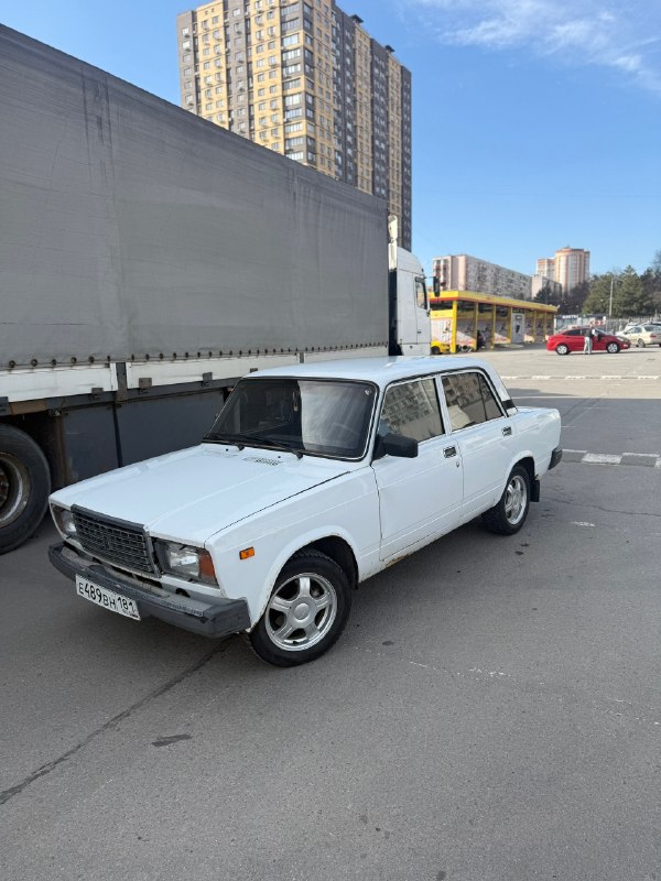 Продам ваз 2107,2008год я хозяин пробег 100тыс родной, не косая не кривая, в заводском окрасе, есть рыжики, и беда с правым порогом, но зато кривые руки кроме крыла заднего не куда не лезли, поэтому шпаклевка только на крыле, мотор масло не ест не дымит, стоит новый стартер, новый генератор, новый аккумулятор 🔋, свежая зимняя резина, ходовая надо поменять резинки стабилизатора(вылезли стучат)ездил на протяжении двух лет каждый день, рабочий транспорт, не подводила возила каждый день! цена 150 руб г. ровеньки +7961 3154921 📞 звоните: +7(961)3154921 - фотография - 10