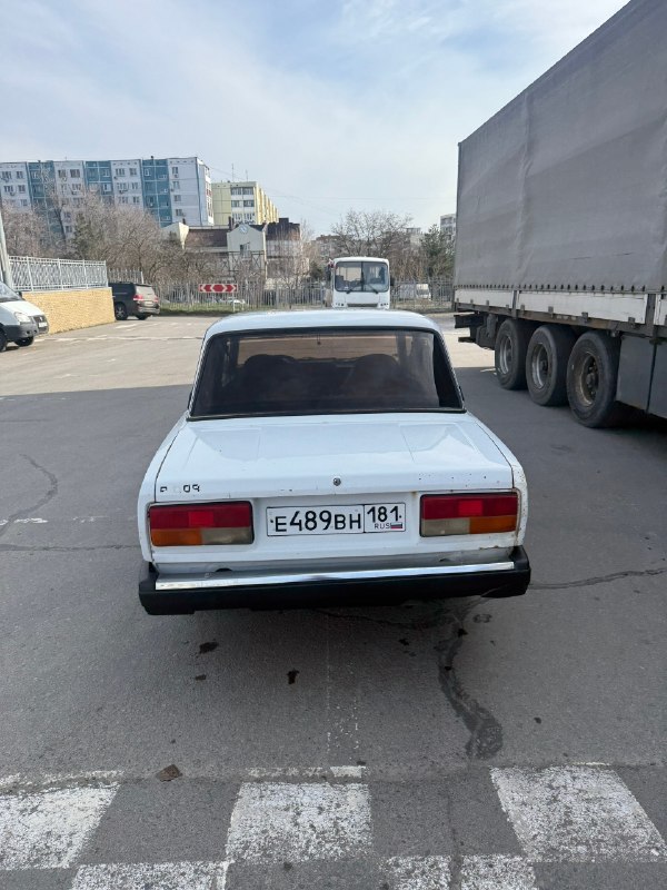 Продам ваз 2107,2008год я хозяин пробег 100тыс родной, не косая не кривая, в заводском окрасе, есть рыжики, и беда с правым порогом, но зато кривые руки кроме крыла заднего не куда не лезли, поэтому шпаклевка только на крыле, мотор масло не ест не дымит, стоит новый стартер, новый генератор, новый аккумулятор 🔋, свежая зимняя резина, ходовая надо поменять резинки стабилизатора(вылезли стучат)ездил на протяжении двух лет каждый день, рабочий транспорт, не подводила возила каждый день! цена 150 руб г. ровеньки +7961 3154921 📞 звоните: +7(961)3154921 - фотография - 5