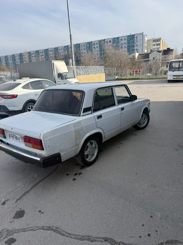 Продам ваз 2107,2008год я хозяин пробег 100тыс родной, не косая не кривая, в заводском окрасе, есть рыжики, и беда с правым порогом, но зато кривые руки кроме крыла заднего не куда не лезли, поэтому шпаклевка только на крыле, мотор масло не ест не дымит, стоит новый стартер, новый генератор, новый аккумулятор 🔋, свежая зимняя резина, ходовая надо поменять резинки стабилизатора(вылезли стучат)ездил на протяжении двух лет каждый день, рабочий транспорт, не подводила возила каждый день! цена 150 руб г. ровеньки +7961 3154921 📞 звоните: +7(961)3154921 - фотография - 7