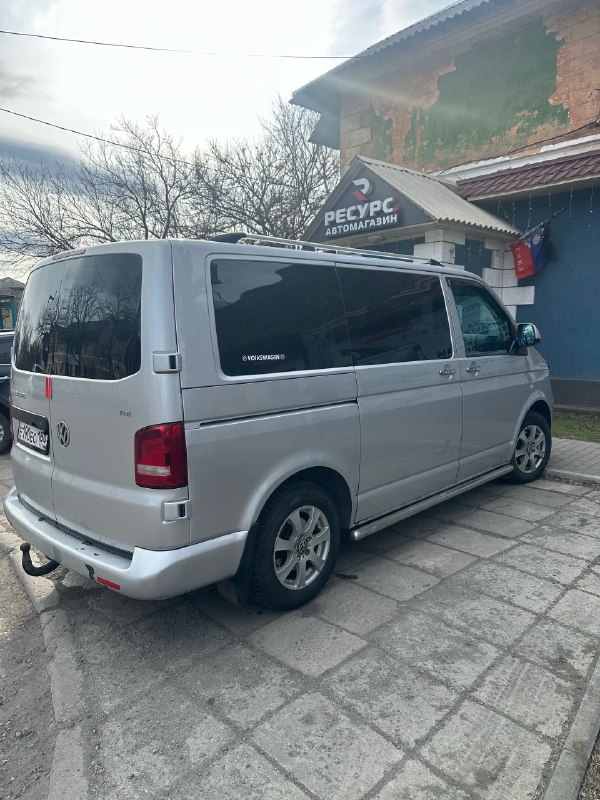 Продам volkswagen t5 год - 2008 - 2.5 tdi мкпп 6 ступ. пробег - 298248 езжу каждый день! машина полностью ухожена и обслужена, обесшумлен кузов, установлена музыка и 2din магнитола, руль перешит в качественную кожу, салон чистый и не затерт, накидки на всех сидениях, масла меняются 7-8т км, заклеен в дорогую атермальную пленку без цветную, задние фары с реста, зеркала с мультивана. два комплекта резины. я второй владелец за всю его жизнь. находится в торезе цена - 2.100.000 + торг +79493525136 📞 звоните: +7(949)3525136 - фотография - 4