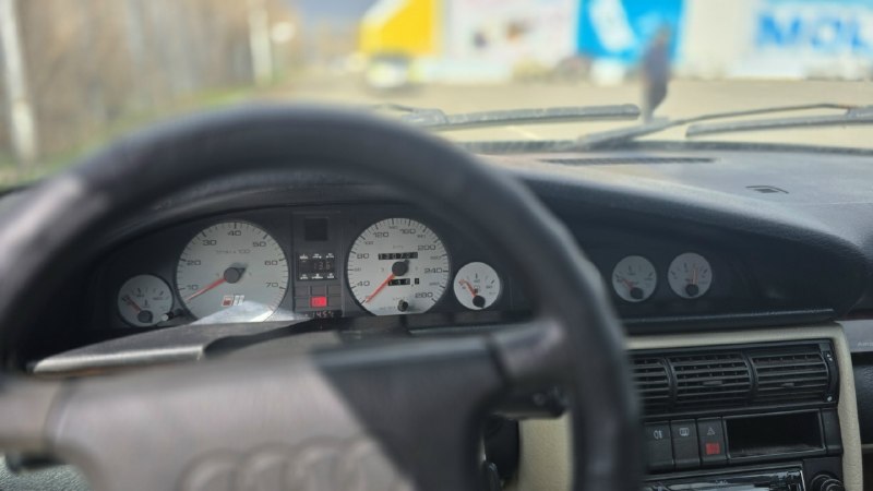 Продам audi 100 c4 на легендарном quattro приводе. мотор 2.8, мощный v6 просто шепчет под капотом. стоит новая коробка передач, не хрустит, не выбивает. блокировка и полный привод, полностью в рабочем состоянии. хорошая комплектация с климатом. кондиционер работает. стоит новый радиатор кондиционера. система охлаждения полностью обслужена. тормозная система обслужена от и до. стоит дорогая линзованная оптика с красивыми диодными дхо. перетяннутые карты дверей. в комплекте зимняя резина на штампах. летняя на титанах. приборная панель стоит от s4 с компьютером. зеркальные номера в подарок. цена 590000 руб. торг +79494819931 📞 звоните: +7(949)4819931 - фотография - 6