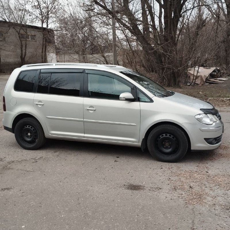 Volkswagen туран 2008 г. в. 2 л 6 ступенчатый автомат,7ми местный, в хорошем состоянии для своих лет, есть жизненные моменты, два комплекта резины, лето на новых титанах, по технической части в идеальном состоянии +79498600721, 800000 руб торг никто не отменял донецк буденновский район 📞 звоните: +7(949)8600721 - фотография - 1