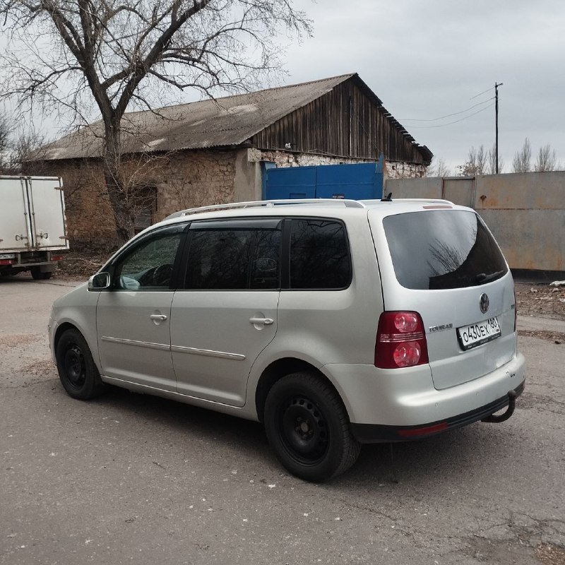 Volkswagen туран 2008 г. в. 2 л 6 ступенчатый автомат,7ми местный, в хорошем состоянии для своих лет, есть жизненные моменты, два комплекта резины, лето на новых титанах, по технической части в идеальном состоянии +79498600721, 800000 руб торг никто не отменял донецк буденновский район 📞 звоните: +7(949)8600721 - фотография - 3