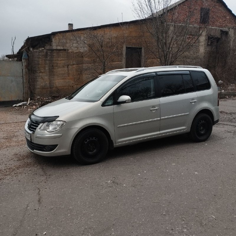 Volkswagen туран 2008 г. в. 2 л 6 ступенчатый автомат,7ми местный, в хорошем состоянии для своих лет, есть жизненные моменты, два комплекта резины, лето на новых титанах, по технической части в идеальном состоянии +79498600721, 800000 руб торг никто не отменял донецк буденновский район 📞 звоните: +7(949)8600721 - фотография - 4