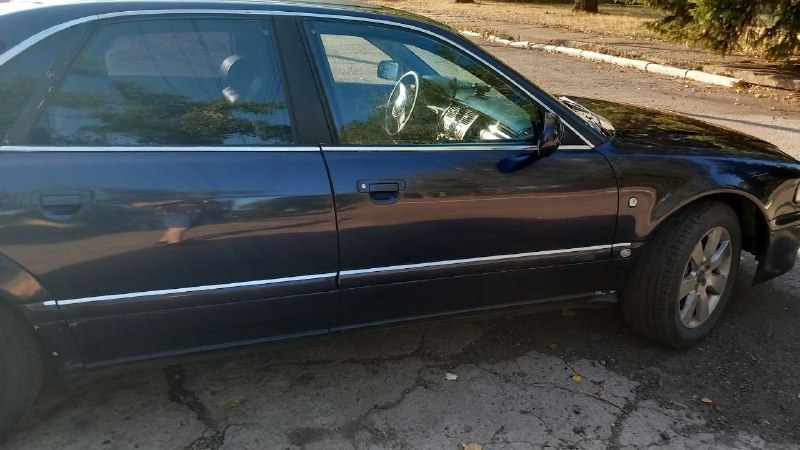 Продается audi a8 d2 1996 г. в. легенда немецкого автопрома. год: 1996 кузов: седан (d2) двигатель: 2.8 бензин кпп: механическая передний привод цвет кузова: тёмно синий машина в хорошем состоянии для своего возраста. все основные системы работают. отличный вариант для ценителя или как первый автомобиль в надежные руки. продажа от собственика обязательно с переоформлением звоните, отвечу на все вопросы. авто находится в горловке цена 400000 рублей номер для связи +79494919568 на этом же номере есть телеграмм 📞 звоните: +7(949)4919568 - фотография - 2