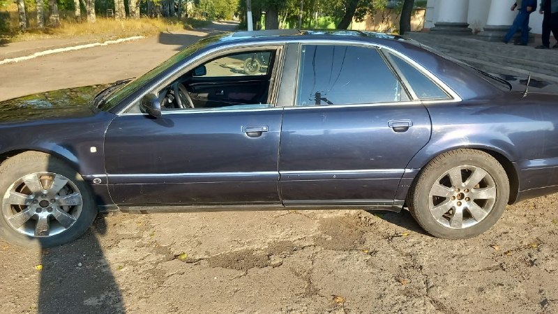 Продается audi a8 d2 1996 г. в. легенда немецкого автопрома. год: 1996 кузов: седан (d2) двигатель: 2.8 бензин кпп: механическая передний привод цвет кузова: тёмно синий машина в хорошем состоянии для своего возраста. все основные системы работают. отличный вариант для ценителя или как первый автомобиль в надежные руки. продажа от собственика обязательно с переоформлением звоните, отвечу на все вопросы. авто находится в горловке цена 400000 рублей номер для связи +79494919568 на этом же номере есть телеграмм 📞 звоните: +7(949)4919568 - фотография - 4