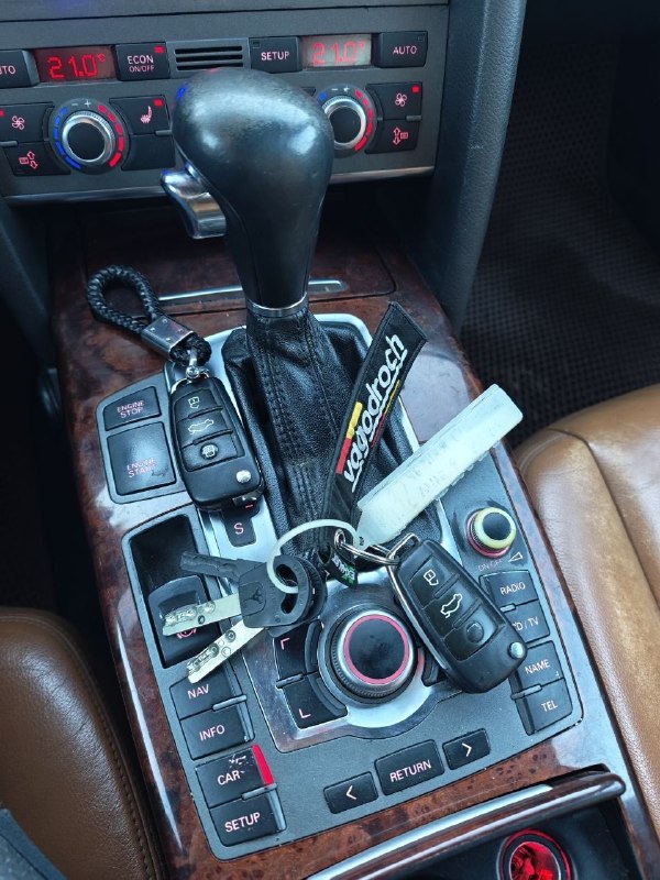 🚘 марка / модель: audi a6 c6 💶 цена: 789.000р, торг у капота. 📮 город: донецк 📅 год выпуска: 2006 📊 пробег: 345.000км ⛽ двигатель (тип, объем): бензин, 3.2 fsi 🔧 тип кпп: автомат 📝 описание: очень хорошая комплектация. для своих лет - отличное состояние, сел и поехал. кузов оцинкованный, без гнили, вздутий и дыр. летняя резина на 18х, зимняя резина на 17х дисках. переоформление без проблем. возможна продажа в кредит. ☎ контактный телефон: +7949-809-98-52(телеграм) - фотография - 9