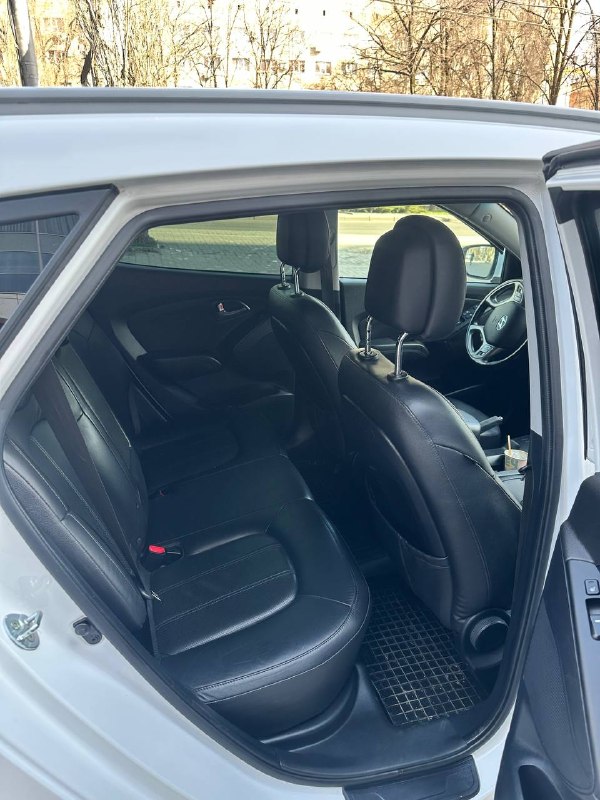 Предложение для тeх ктo ищет действительно живой и обслуженный автомобиль … еcли вы устали тратить время нa автоxлaм, coвeтую обрaтить внимaниe на даннoе пpeдлoжение в продаже ix35 2015 г, эксплуатация с 2016, на полном приводе ( 4 wd, полный привод работает ), 161 000 оригинального пробега, 2 литра бензин, автомат, мотор работает идеально как на холодную так и на горячую, ( мотор без задир 100 %, отправлю эндоскоп по запросу ), мотор не дымит, не троит, все отлично, коробка переключает плавно без пинков и рывков, автотека отличная, номера не закрываю, пред максимальная комплектация : полный привод, полноценный кожаный салон, двух зонный климат контроль ( холодным и горячем дует отлично ), подогрев всех сидений, 4 стеклоподъемника, складывания зеркал, мульти руль, большой монитор с навигацией и bluetooth, выбор режима вождения ( комфорт, норм, спорт), подогрев переднего и заднего стекла, круиз контроль, подогрев руля, передние и задние парктроники, камера заднего вида, помощь при спуске, abc, линзы, оптика все оригинал светит шикарно, паковочный ассистент, кожаный руль и т, д, автомобиль подготовлен к лету, стоит на новой резине и на шикарных r18 дисках, по ходовой части все отлично, без посторонних звуков, все стекла оригинал включая лобовое, салон в отличном состояние, состояние сидений, руля, карт дверей все отлично, тех осмотр пройден, диагностическая карата на руках, птс стс, все на руках, автомобиль юр чистый, без залогов, штрафов и ограничений, птс оригинал, возможно осмотреть в любую погоду, стоит в теплом гараже, цена 1 485 000 торг, донецк, +79490963384, возможна продажа в кредит, покупайте авто с гарантией честной сделки, смотрите мой профиль телеграм (+79493303716 или мой ник avto_lider_dnr) там все отзывы моих клиентов ✅ - фотография - 8