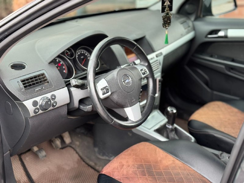 🔥в продаже opel astra h 2011 года выпуска 💸 цена: 558к₽ объем:1.6 родной пробег: 218к авто в отличном состоянии двигатель, кпп, ходовая часть без нареканий сел и поехал, вложений никаких не требует салон опрятный не затертый ✅ зеленая автотека хорошая комплектация: • климат контроль • подогрев сидений и зеркал • авто свет • круиз контроль • мультируль • перешитые красивые сиденья • новая резина авто в родном окрасе было незначительное притёртость одного крыла документы кристально чистые осмотр донецк остальные вопросы по телефону 📞- +79490504302 - фотография - 4