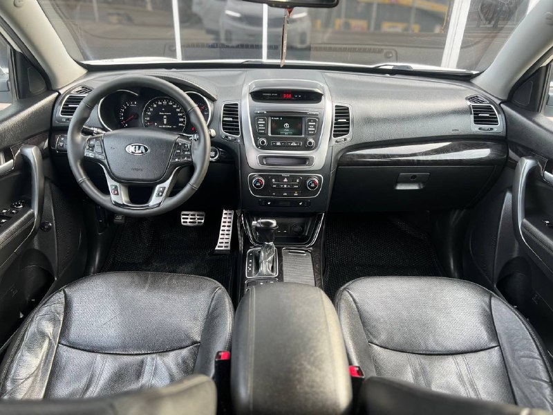 ✅продам kia sorento ✅год:2014 эксплуатация 2015 ✅мотор:2.4л ✅коробка:автомат ✅привод:полный ✅1.владелец🥇 ✅цена:1.670.000₽ 💵торг у авто! ✅номер: +79495011956 или +79491003435 тг и мах на обоих номерах ✅автомобиль в идеальном состоянии без вложений сел и поехал, 🛠️ техническая часть автомобиля в идеальном состоянии на тведрую 5+ коробка и мотор работают отлично мотор без постороних шумов и расхода масла, коробка переключает все передачи без задержки и пенков, кузов автомобиля в превосходнном состоянии соответствует фото😍остекления автомобиля все родное лобовое в том числе👍🏼комплектация полная:кожаный салон, мульти руль, без ключевой доступ, подогревы сидений передних и задних, камера заднего вида, парктроники, кнопка стар стоп, электронная панель щитка, электра зеркала, складывания зеркал, обогрев переднего и заднего стекла, адаптация фар, датчики света давления шин, и многое другое больше информации по телефону! - фотография - 8