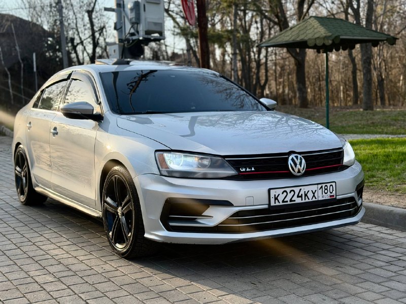 В продаже wv jetta gli🔥 2016 года выпуска ✅ 1 владелец ✅ авто гаражного хранение ! ✅ пробег 158.000км коробка dsg мотор 2.0 tsi без чипов и прочего машина в стоке 🔥 обслужена : цепь поменяна ✅ следующая замена масла и фильтра в двс через 3.500км ! авто находится в городе донецк ! все вопросы по номеру : +7-949-378-26-62 тг на этом номере. ✅ цена : 1.430.000₽ торг хорошему клиенту 🔥🤝 - фотография - 2