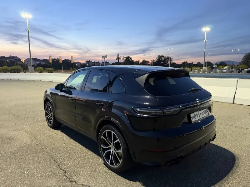 Porshe cayenne 11месяц 2020года, привозил для себя в 2024г, соответственно выбирал максимально целый авто. пробег 103000км, из них 88т она проехала в канаде соответственно на хорошем бензине и хороших маслах. комплектация практически максимальная за исключением пневмы и радара. музыка bose. на 100т было произведено крупное то с заменой масел, фильтров, свечей, колодок в круг. 2 комплекта дисков r21 и r19. покрыта керамикой. в отличном как внешне так и техническом состоянии. здесь только 10фото можно выложить, могу выслать больше на личный номер а лучше приезжайте и смотрите в живую. машина в донецке. цена 7.000.000₽ тел: 89494207631 сети +79385361485 - фотография - 2