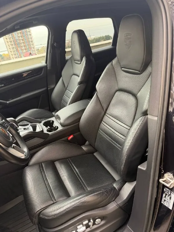Porshe cayenne 11месяц 2020года, привозил для себя в 2024г, соответственно выбирал максимально целый авто. пробег 103000км, из них 88т она проехала в канаде соответственно на хорошем бензине и хороших маслах. комплектация практически максимальная за исключением пневмы и радара. музыка bose. на 100т было произведено крупное то с заменой масел, фильтров, свечей, колодок в круг. 2 комплекта дисков r21 и r19. покрыта керамикой. в отличном как внешне так и техническом состоянии. здесь только 10фото можно выложить, могу выслать больше на личный номер а лучше приезжайте и смотрите в живую. машина в донецке. цена 7.000.000₽ тел: 89494207631 сети +79385361485 - фотография - 5