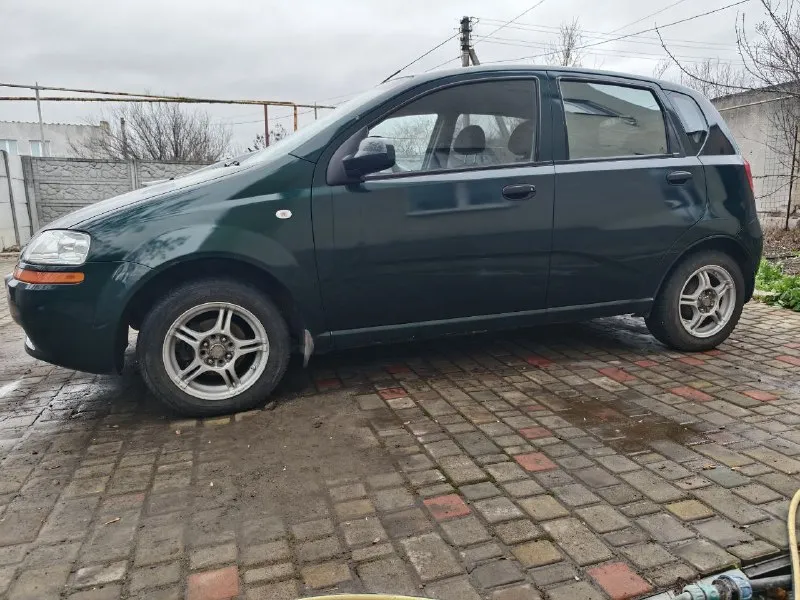Chevrolet aveo хэтч год 2005 мотор 1,5 кпп механика 5 ступ. учёт рф. диагностическая карта сделана. гур, кондиционер, передние стеклоподъёмники, легкосплавные диски r14 прозрачные яркие билед фары затянутые в полиуретановую пленку, подлокотник водителя, обтянутый руль с управлением магнитолой teyes cc3l с 4g, яндекс музыкой, навигацией, tpms датчиками давления в шинах и камерой заднего вида sony hs 1080р, видеорегистратор ddpai n5 с двумя камерами двигатель и коробка без нареканий, машина используется каждый день. подвеска сделана, задние стойки новые, печка греет, кондиционер холодит, новые свечи gm и акб, поменяны оригинальные радиаторы системы охлаждения и кондиционера gm. есть моменты по лкп (ржавчина на переднем правом крыле, угол одной двери, замят правый порог, фото вышлю). куплены новые передние крылья, отдам с машиной. цена 350'000 ₽ торг осмотр донецк +79494147033 - фотография - 2