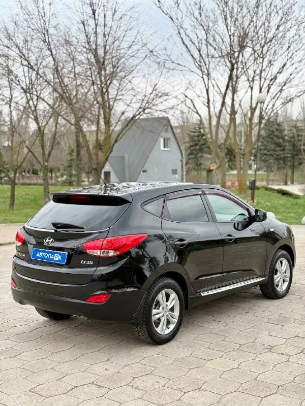 🇰🇵 hyundai ix35 💰цена: 1 350 000р 🏢город: мариуполь 📅год выпуска: 2012 🗒️пробег: 98 511 км. ⚙️двигатель: 2.0 ⛽топливо: бензин ⚙️кпп: механика 📞 телефон: +7-949-727-41-51 +7-949-551-91-52 +7-989-263-55-56 💾 описание: 💥 настоящая капсула времени! ✅ два владельца, птс оригинал ✅ оригинальный пробег 98т. км. ✅ техническая часть на 5+ ✅ салон как новый ✅ родная краска 🔥 есть всё необходимое для комфортной и безопасной езды каждый день: ❄️ кондиционер, подогрев всех сидений, android магнитола с bluetooth, бортовой компьютер, кожаный мультируль, led птф, полный электропакет, led свет, оригинальные литые диски на новой резине, два ключа. улица шевченко 269 🏦 возможна продажа в кредит по двум документам. - фотография - 6