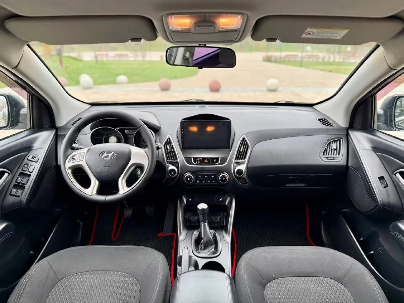🇰🇵 hyundai ix35 💰цена: 1 350 000р 🏢город: мариуполь 📅год выпуска: 2012 🗒️пробег: 98 511 км. ⚙️двигатель: 2.0 ⛽топливо: бензин ⚙️кпп: механика 📞 телефон: +7-949-727-41-51 +7-949-551-91-52 +7-989-263-55-56 💾 описание: 💥 настоящая капсула времени! ✅ два владельца, птс оригинал ✅ оригинальный пробег 98т. км. ✅ техническая часть на 5+ ✅ салон как новый ✅ родная краска 🔥 есть всё необходимое для комфортной и безопасной езды каждый день: ❄️ кондиционер, подогрев всех сидений, android магнитола с bluetooth, бортовой компьютер, кожаный мультируль, led птф, полный электропакет, led свет, оригинальные литые диски на новой резине, два ключа. улица шевченко 269 🏦 возможна продажа в кредит по двум документам. - фотография - 8