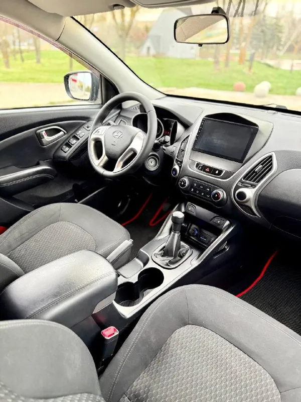 🇰🇵 hyundai ix35 💰цена: 1 350 000р 🏢город: мариуполь 📅год выпуска: 2012 🗒️пробег: 98 511 км. ⚙️двигатель: 2.0 ⛽топливо: бензин ⚙️кпп: механика 📞 телефон: +7-949-727-41-51 +7-949-551-91-52 +7-989-263-55-56 💾 описание: 💥 настоящая капсула времени! ✅ два владельца, птс оригинал ✅ оригинальный пробег 98т. км. ✅ техническая часть на 5+ ✅ салон как новый ✅ родная краска 🔥 есть всё необходимое для комфортной и безопасной езды каждый день: ❄️ кондиционер, подогрев всех сидений, android магнитола с bluetooth, бортовой компьютер, кожаный мультируль, led птф, полный электропакет, led свет, оригинальные литые диски на новой резине, два ключа. улица шевченко 269 🏦 возможна продажа в кредит по двум документам. - фотография - 9