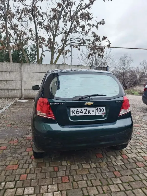 Chevrolet aveo хэтч год 2005 мотор 1,5 кпп механика 5 ступ. учёт рф. диагностическая карта сделана. гур, кондиционер, передние стеклоподъёмники, легкосплавные диски r14 прозрачные яркие билед фары затянутые в полиуретановую пленку, подлокотник водителя, обтянутый руль с управлением магнитолой teyes cc3l с 4g, яндекс музыкой, навигацией, tpms датчиками давления в шинах и камерой заднего вида sony hs 1080р, видеорегистратор ddpai n5 с двумя камерами двигатель и коробка без нареканий, машина используется каждый день. подвеска сделана, задние стойки новые, печка греет, кондиционер холодит, новые свечи gm и акб, поменяны оригинальные радиаторы системы охлаждения и кондиционера gm. есть моменты по лкп (ржавчина на переднем правом крыле, угол одной двери, замят правый порог, фото вышлю). куплены новые передние крылья, отдам с машиной. цена 350'000 ₽ торг осмотр донецк +79494147033 📞 звоните: +7(949)4147033 - фотография - 2