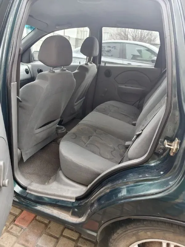 Chevrolet aveo хэтч год 2005 мотор 1,5 кпп механика 5 ступ. учёт рф. диагностическая карта сделана. гур, кондиционер, передние стеклоподъёмники, легкосплавные диски r14 прозрачные яркие билед фары затянутые в полиуретановую пленку, подлокотник водителя, обтянутый руль с управлением магнитолой teyes cc3l с 4g, яндекс музыкой, навигацией, tpms датчиками давления в шинах и камерой заднего вида sony hs 1080р, видеорегистратор ddpai n5 с двумя камерами двигатель и коробка без нареканий, машина используется каждый день. подвеска сделана, задние стойки новые, печка греет, кондиционер холодит, новые свечи gm и акб, поменяны оригинальные радиаторы системы охлаждения и кондиционера gm. есть моменты по лкп (ржавчина на переднем правом крыле, угол одной двери, замят правый порог, фото вышлю). куплены новые передние крылья, отдам с машиной. цена 350'000 ₽ торг осмотр донецк +79494147033 📞 звоните: +7(949)4147033 - фотография - 5