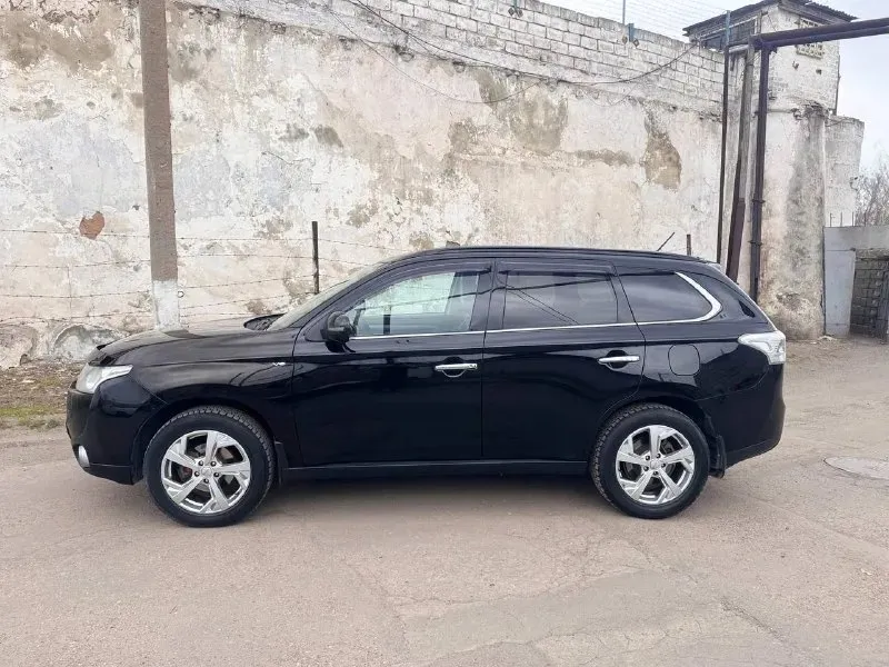 Продам mitsubishi outlander iii (gf), 2013 г. 3.0 v6, автомат aisin, 4wd с тремя режимами работы, в пред максимальной комплектации. Пробег 210000, второй хозяин. Надёжная и редкая версия с атмосферным v6 3.0 и классическим автоматом aisin с пониженной передачей (не вариатор). Кожаный салон, двухзонный климат-контроль, подогрев передних сидений, электрорегулирвака сидений, полный мульти руль, круиз контроль, мультимедия с bluetooth и usb, камера заднего вида, парктроники, дорогой лед свет, много электронных помощников. Проведено большое то, все технические жидкости новые, тормоза новые, новые свечи, передняя подвеска перебралась перед зимой, задняя сейчас, новый генератор, новый аккумулятор, новая топливная система полностью, двигатель коробка работают идеально. Кузов без повреждений, косметика по возрасту. Расход 9 трасса, 11 город. Обслуживание максимально не дорогое, все запчасти всегда в наличии. Один из самых надёжных outlander’ов в линейке, причина продажи личные об
📞 Звоните: +7(949)0893530 - фотография - 4