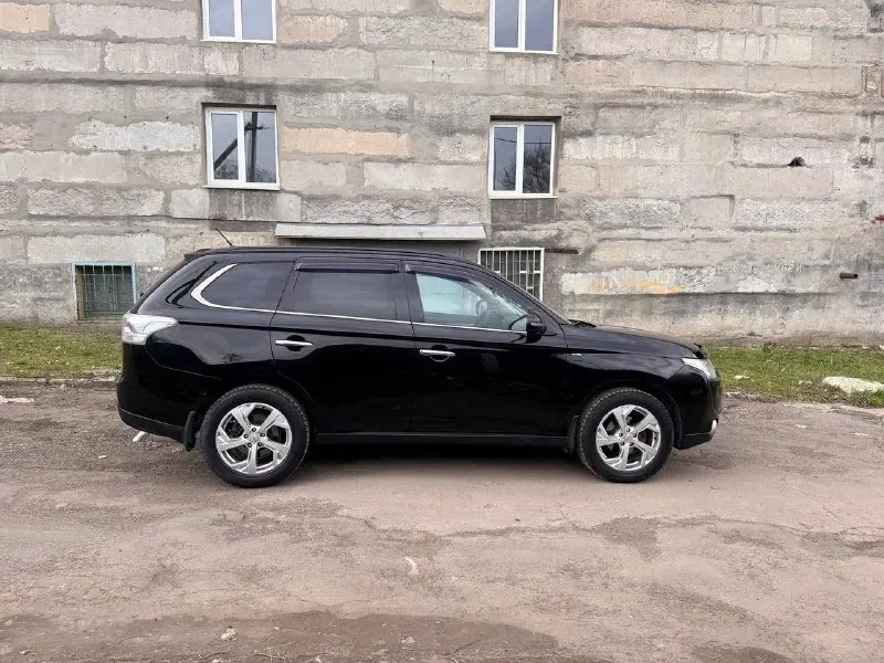 Продам mitsubishi outlander iii (gf), 2013 г. 3.0 v6, автомат aisin, 4wd с тремя режимами работы, в пред максимальной комплектации. Пробег 210000, второй хозяин. Надёжная и редкая версия с атмосферным v6 3.0 и классическим автоматом aisin с пониженной передачей (не вариатор). Кожаный салон, двухзонный климат-контроль, подогрев передних сидений, электрорегулирвака сидений, полный мульти руль, круиз контроль, мультимедия с bluetooth и usb, камера заднего вида, парктроники, дорогой лед свет, много электронных помощников. Проведено большое то, все технические жидкости новые, тормоза новые, новые свечи, передняя подвеска перебралась перед зимой, задняя сейчас, новый генератор, новый аккумулятор, новая топливная система полностью, двигатель коробка работают идеально. Кузов без повреждений, косметика по возрасту. Расход 9 трасса, 11 город. Обслуживание максимально не дорогое, все запчасти всегда в наличии. Один из самых надёжных outlander’ов в линейке, причина продажи личные об
📞 Звоните: +7(949)0893530 - фотография - 5