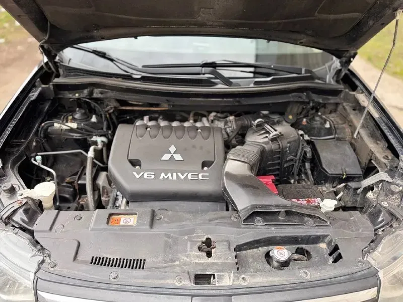 Продам mitsubishi outlander iii (gf), 2013 г. 3.0 v6, автомат aisin, 4wd с тремя режимами работы, в пред максимальной комплектации. Пробег 210000, второй хозяин. Надёжная и редкая версия с атмосферным v6 3.0 и классическим автоматом aisin с пониженной передачей (не вариатор). Кожаный салон, двухзонный климат-контроль, подогрев передних сидений, электрорегулирвака сидений, полный мульти руль, круиз контроль, мультимедия с bluetooth и usb, камера заднего вида, парктроники, дорогой лед свет, много электронных помощников. Проведено большое то, все технические жидкости новые, тормоза новые, новые свечи, передняя подвеска перебралась перед зимой, задняя сейчас, новый генератор, новый аккумулятор, новая топливная система полностью, двигатель коробка работают идеально. Кузов без повреждений, косметика по возрасту. Расход 9 трасса, 11 город. Обслуживание максимально не дорогое, все запчасти всегда в наличии. Один из самых надёжных outlander’ов в линейке, причина продажи личные об
📞 Звоните: +7(949)0893530 - фотография - 7