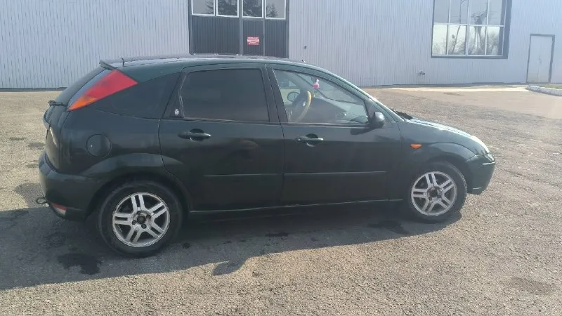 Продам ford focus 1, 2004 год. 4х ступенчатая, мотор 2.0 л, 130 лошадей. передний привод. кондиционер работает, машина ездит каждый день. цена 450 000₽. торг реальному покупателю у капота. звоните +79497010698 📞 звоните: +7(949)7010698 - фотография - 1