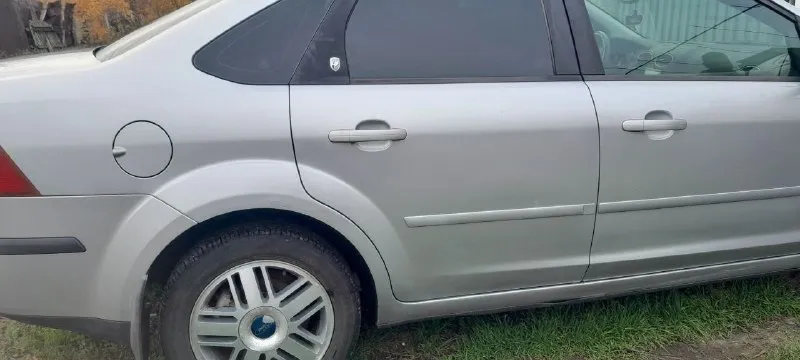Продам ford focus 2 2006 года пробег 280 тысяч двигатель 1.6 (115 л. с. ) стоит контрактный двигатель с пробегом 160 тысяч (старый двигатель со всем навесным отдам в подарок, блок можно отремонтировать) производилась замена всей системы охлаждения (патрубки, теплообменник, термостат, расширительный бачок) так же сделана практически вся подвеска в придачу отдам снятый с этой машины евро 4 новая зимняя и летняя резина комплектация chia 4 стеклоподъемника климат-контроль 2-х зонный круиз-контроль подогрев сидений подогрев зеркал датчик дождя форсунки омывателя фар г. мариуполь, левобережный район цена 500 тысяч +79496651597 тг. +79493540919 📞 звоните: +7(949)6651597 - фотография - 3