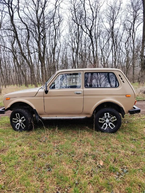 Продам ваз 2121. год выпуска 1987. автомобиль на полном боевом ходу. в машине работает всё, понижайка раздатка, печка дует. машина находиться в донецке. документы все в порядке. вопросы по телефону +7949-310-18-50 - фотография - 3