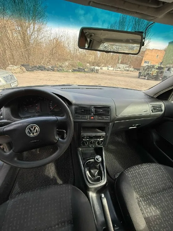 Продам golf 4 1.6 16v (aus) 2001г, в очень хорошем состоянии, владею с 2020 года машиной, машина не разу не подвела, пригонялось авто с европы, был один владелец с 2001г во франции, я второй, замена масла раз в 7500, обслуживалась всегда самыми хорошими запчастями, чтоб если поставил и забыл, кондиционер морозит, мотор масло не берет стоит хорошая магнитола с усилителем aura, хорошие динамики(dinamic state). в комплекте с машиной отдам два комплекта хорошей резины, лето kumho(1сезон), зима nokian(2сезона) видеорегистратор тоже в комплекте. машину очень люблю и буду очень рад если она попадет в хорошие руки цену вижу 500к, звоните все расскажу и покажу из минусов, на лобовом есть трещина, сверху на крышку багажника с крыше чтото упало, и немного её повредило, на фото постарался показать г. донецк +79493394961 📞 звоните: +7(949)3394961 - фотография - 7