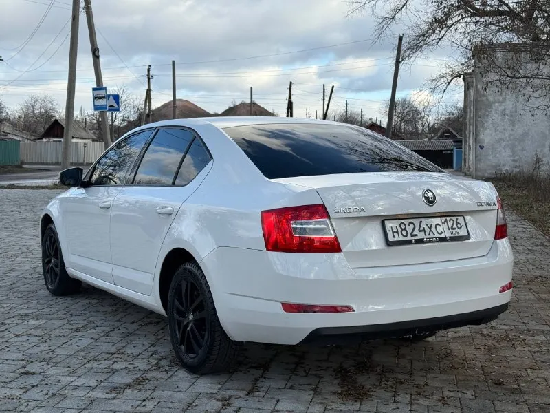 Skoda octavia a7 год: 2014 двигатель: 1.2 турбо (105л. с.) коробка: dsg dq 200 пробег 269000 км машина в отличном состоянии, не бита, не крашена, вся в родном окрасе. не такси, без расчетов, зеленая автотека. машина обслужена, заказ-наряды на работы есть. из последнего 20000 км назад по рекомендации сервиса заменили комплект сцепления + маховик. по двигателю тоже был ремонт. никакого колхоза по электрике нету, все по штатному. новый аккумулятор. салон чистый, не прокурен, без дыр, без потёртостей, без трещин. состояние салона отличное. по кузову вздутий, рыжиков нет нигде. двигатель не троит, масло не кушает совсем, коробка без нареканий(после ремонта)щелкает передачи очень мягко, печка греет кондиционер морозит, по электрике все работает, два комплекта резины зима(новая) лето(сезон отъездила). установлена сигнализация с автозапуском starline. больше видео и фото могу скинуть по вашему запросу. осмотр г. антрацит +79593008531 +79593011925 💸 цена 📞 звоните: +7(959)3008531 - фотография - 1
