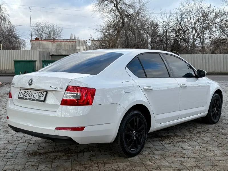 Skoda octavia a7 год: 2014 двигатель: 1.2 турбо (105л. с.) коробка: dsg dq 200 пробег 269000 км машина в отличном состоянии, не бита, не крашена, вся в родном окрасе. не такси, без расчетов, зеленая автотека. машина обслужена, заказ-наряды на работы есть. из последнего 20000 км назад по рекомендации сервиса заменили комплект сцепления + маховик. по двигателю тоже был ремонт. никакого колхоза по электрике нету, все по штатному. новый аккумулятор. салон чистый, не прокурен, без дыр, без потёртостей, без трещин. состояние салона отличное. по кузову вздутий, рыжиков нет нигде. двигатель не троит, масло не кушает совсем, коробка без нареканий(после ремонта)щелкает передачи очень мягко, печка греет кондиционер морозит, по электрике все работает, два комплекта резины зима(новая) лето(сезон отъездила). установлена сигнализация с автозапуском starline. больше видео и фото могу скинуть по вашему запросу. осмотр г. антрацит +79593008531 +79593011925 💸 цена 📞 звоните: +7(959)3008531 - фотография - 5