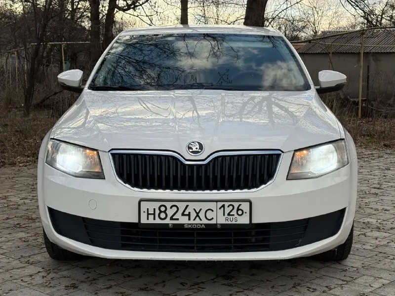 Skoda octavia a7 год: 2014 двигатель: 1.2 турбо (105л. с.) коробка: dsg dq 200 пробег 269000 км машина в отличном состоянии, не бита, не крашена, вся в родном окрасе. не такси, без расчетов, зеленая автотека. машина обслужена, заказ-наряды на работы есть. из последнего 20000 км назад по рекомендации сервиса заменили комплект сцепления + маховик. по двигателю тоже был ремонт. никакого колхоза по электрике нету, все по штатному. новый аккумулятор. салон чистый, не прокурен, без дыр, без потёртостей, без трещин. состояние салона отличное. по кузову вздутий, рыжиков нет нигде. двигатель не троит, масло не кушает совсем, коробка без нареканий(после ремонта)щелкает передачи очень мягко, печка греет кондиционер морозит, по электрике все работает, два комплекта резины зима(новая) лето(сезон отъездила). установлена сигнализация с автозапуском starline. больше видео и фото могу скинуть по вашему запросу. осмотр г. антрацит +79593008531 +79593011925 💸 цена 📞 звоните: +7(959)3008531 - фотография - 7