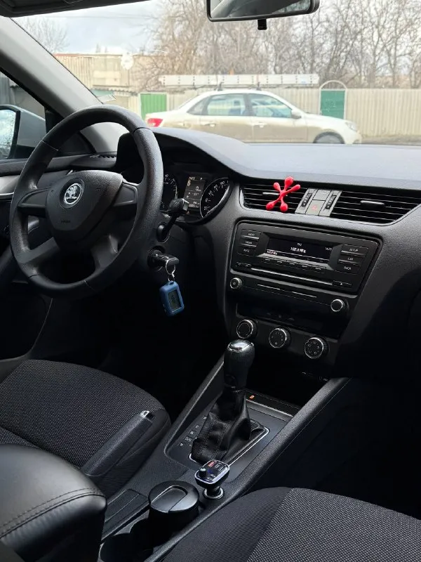 Skoda octavia a7 год: 2014 двигатель: 1.2 турбо (105л. с.) коробка: dsg dq 200 пробег 269000 км машина в отличном состоянии, не бита, не крашена, вся в родном окрасе. не такси, без расчетов, зеленая автотека. машина обслужена, заказ-наряды на работы есть. из последнего 20000 км назад по рекомендации сервиса заменили комплект сцепления + маховик. по двигателю тоже был ремонт. никакого колхоза по электрике нету, все по штатному. новый аккумулятор. салон чистый, не прокурен, без дыр, без потёртостей, без трещин. состояние салона отличное. по кузову вздутий, рыжиков нет нигде. двигатель не троит, масло не кушает совсем, коробка без нареканий(после ремонта)щелкает передачи очень мягко, печка греет кондиционер морозит, по электрике все работает, два комплекта резины зима(новая) лето(сезон отъездила). установлена сигнализация с автозапуском starline. больше видео и фото могу скинуть по вашему запросу. осмотр г. антрацит +79593008531 +79593011925 💸 цена 📞 звоните: +7(959)3008531 - фотография - 8