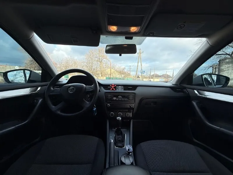 Skoda octavia a7 год: 2014 двигатель: 1.2 турбо (105л. с.) коробка: dsg dq 200 пробег 269000 км машина в отличном состоянии, не бита, не крашена, вся в родном окрасе. не такси, без расчетов, зеленая автотека. машина обслужена, заказ-наряды на работы есть. из последнего 20000 км назад по рекомендации сервиса заменили комплект сцепления + маховик. по двигателю тоже был ремонт. никакого колхоза по электрике нету, все по штатному. новый аккумулятор. салон чистый, не прокурен, без дыр, без потёртостей, без трещин. состояние салона отличное. по кузову вздутий, рыжиков нет нигде. двигатель не троит, масло не кушает совсем, коробка без нареканий(после ремонта)щелкает передачи очень мягко, печка греет кондиционер морозит, по электрике все работает, два комплекта резины зима(новая) лето(сезон отъездила). установлена сигнализация с автозапуском starline. больше видео и фото могу скинуть по вашему запросу. осмотр г. антрацит +79593008531 +79593011925 💸 цена 📞 звоните: +7(959)3008531 - фотография - 9