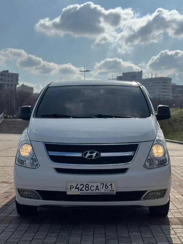 🚐 продаётся hyundai grand starex 🚐 год выпуска: 2010 двигатель: 2.5 дизель коробка передач: автомат пробег: 220 000 км (родной) установлен контрактный двигатель с пробегом всего 30 000 км автомобиль в хорошем техническом состоянии, полностью на ходу. двигатель работает отлично, тянет уверенно, коробка переключает плавно без рывков. машина обслуживалась своевременно. большой, комфортный и очень вместительный минивэн — идеальный вариант как для семьи, так и для работы, поездок или бизнеса. удобная посадка, просторный салон, много места для пассажиров и багажа. родное остекление по кругу, зелёная автотека — прозрачная история автомобиля. 💰 цена: 1 550 000 рублей 📞 телефон: +7 949 458 29 30 звоните или пишите — всё расскажу и покажу, возможен разумный торг! 📞 🇷🇺 звоните: +79494582930 - фотография - 1