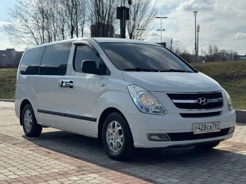 🚐 продаётся hyundai grand starex 🚐 год выпуска: 2010 двигатель: 2.5 дизель коробка передач: автомат пробег: 220 000 км (родной) установлен контрактный двигатель с пробегом всего 30 000 км автомобиль в хорошем техническом состоянии, полностью на ходу. двигатель работает отлично, тянет уверенно, коробка переключает плавно без рывков. машина обслуживалась своевременно. большой, комфортный и очень вместительный минивэн — идеальный вариант как для семьи, так и для работы, поездок или бизнеса. удобная посадка, просторный салон, много места для пассажиров и багажа. родное остекление по кругу, зелёная автотека — прозрачная история автомобиля. 💰 цена: 1 550 000 рублей 📞 телефон: +7 949 458 29 30 звоните или пишите — всё расскажу и покажу, возможен разумный торг! 📞 🇷🇺 звоните: +79494582930 - фотография - 2