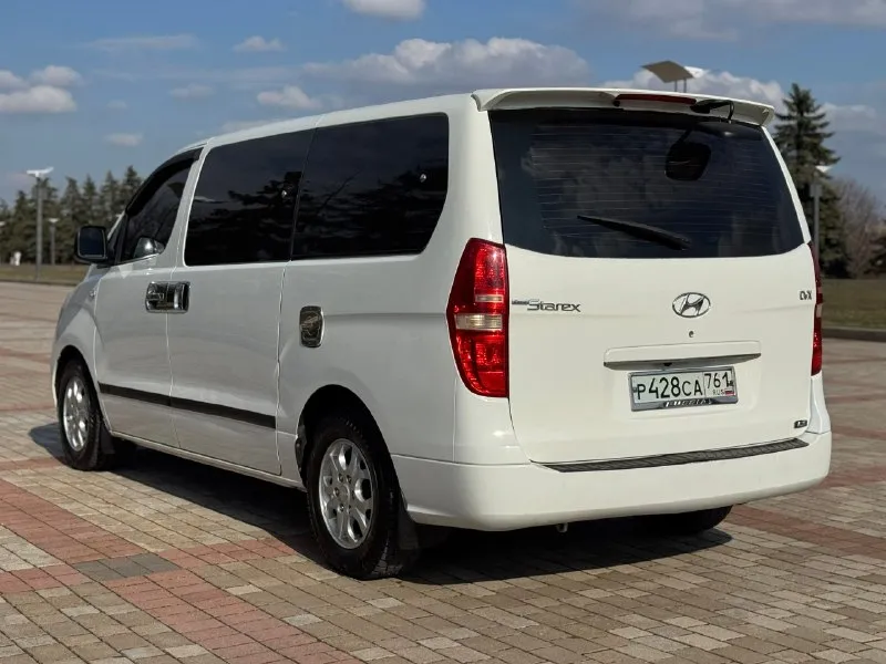 🚐 продаётся hyundai grand starex 🚐 год выпуска: 2010 двигатель: 2.5 дизель коробка передач: автомат пробег: 220 000 км (родной) установлен контрактный двигатель с пробегом всего 30 000 км автомобиль в хорошем техническом состоянии, полностью на ходу. двигатель работает отлично, тянет уверенно, коробка переключает плавно без рывков. машина обслуживалась своевременно. большой, комфортный и очень вместительный минивэн — идеальный вариант как для семьи, так и для работы, поездок или бизнеса. удобная посадка, просторный салон, много места для пассажиров и багажа. родное остекление по кругу, зелёная автотека — прозрачная история автомобиля. 💰 цена: 1 550 000 рублей 📞 телефон: +7 949 458 29 30 звоните или пишите — всё расскажу и покажу, возможен разумный торг! 📞 🇷🇺 звоните: +79494582930 - фотография - 4