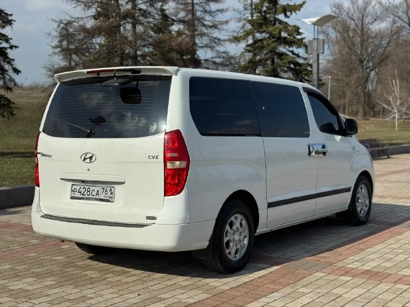 🚐 продаётся hyundai grand starex 🚐 год выпуска: 2010 двигатель: 2.5 дизель коробка передач: автомат пробег: 220 000 км (родной) установлен контрактный двигатель с пробегом всего 30 000 км автомобиль в хорошем техническом состоянии, полностью на ходу. двигатель работает отлично, тянет уверенно, коробка переключает плавно без рывков. машина обслуживалась своевременно. большой, комфортный и очень вместительный минивэн — идеальный вариант как для семьи, так и для работы, поездок или бизнеса. удобная посадка, просторный салон, много места для пассажиров и багажа. родное остекление по кругу, зелёная автотека — прозрачная история автомобиля. 💰 цена: 1 550 000 рублей 📞 телефон: +7 949 458 29 30 звоните или пишите — всё расскажу и покажу, возможен разумный торг! 📞 🇷🇺 звоните: +79494582930 - фотография - 5