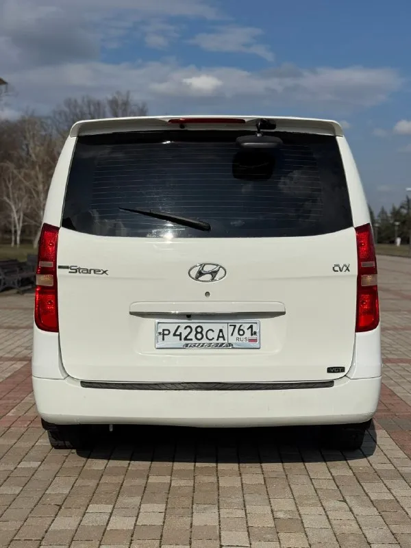 🚐 продаётся hyundai grand starex 🚐 год выпуска: 2010 двигатель: 2.5 дизель коробка передач: автомат пробег: 220 000 км (родной) установлен контрактный двигатель с пробегом всего 30 000 км автомобиль в хорошем техническом состоянии, полностью на ходу. двигатель работает отлично, тянет уверенно, коробка переключает плавно без рывков. машина обслуживалась своевременно. большой, комфортный и очень вместительный минивэн — идеальный вариант как для семьи, так и для работы, поездок или бизнеса. удобная посадка, просторный салон, много места для пассажиров и багажа. родное остекление по кругу, зелёная автотека — прозрачная история автомобиля. 💰 цена: 1 550 000 рублей 📞 телефон: +7 949 458 29 30 звоните или пишите — всё расскажу и покажу, возможен разумный торг! 📞 🇷🇺 звоните: +79494582930 - фотография - 6