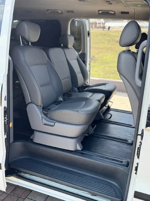 🚐 продаётся hyundai grand starex 🚐 год выпуска: 2010 двигатель: 2.5 дизель коробка передач: автомат пробег: 220 000 км (родной) установлен контрактный двигатель с пробегом всего 30 000 км автомобиль в хорошем техническом состоянии, полностью на ходу. двигатель работает отлично, тянет уверенно, коробка переключает плавно без рывков. машина обслуживалась своевременно. большой, комфортный и очень вместительный минивэн — идеальный вариант как для семьи, так и для работы, поездок или бизнеса. удобная посадка, просторный салон, много места для пассажиров и багажа. родное остекление по кругу, зелёная автотека — прозрачная история автомобиля. 💰 цена: 1 550 000 рублей 📞 телефон: +7 949 458 29 30 звоните или пишите — всё расскажу и покажу, возможен разумный торг! 📞 🇷🇺 звоните: +79494582930 - фотография - 7