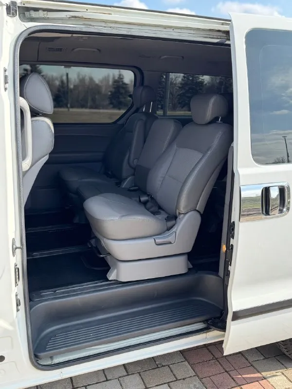 🚐 продаётся hyundai grand starex 🚐 год выпуска: 2010 двигатель: 2.5 дизель коробка передач: автомат пробег: 220 000 км (родной) установлен контрактный двигатель с пробегом всего 30 000 км автомобиль в хорошем техническом состоянии, полностью на ходу. двигатель работает отлично, тянет уверенно, коробка переключает плавно без рывков. машина обслуживалась своевременно. большой, комфортный и очень вместительный минивэн — идеальный вариант как для семьи, так и для работы, поездок или бизнеса. удобная посадка, просторный салон, много места для пассажиров и багажа. родное остекление по кругу, зелёная автотека — прозрачная история автомобиля. 💰 цена: 1 550 000 рублей 📞 телефон: +7 949 458 29 30 звоните или пишите — всё расскажу и покажу, возможен разумный торг! 📞 🇷🇺 звоните: +79494582930 - фотография - 8