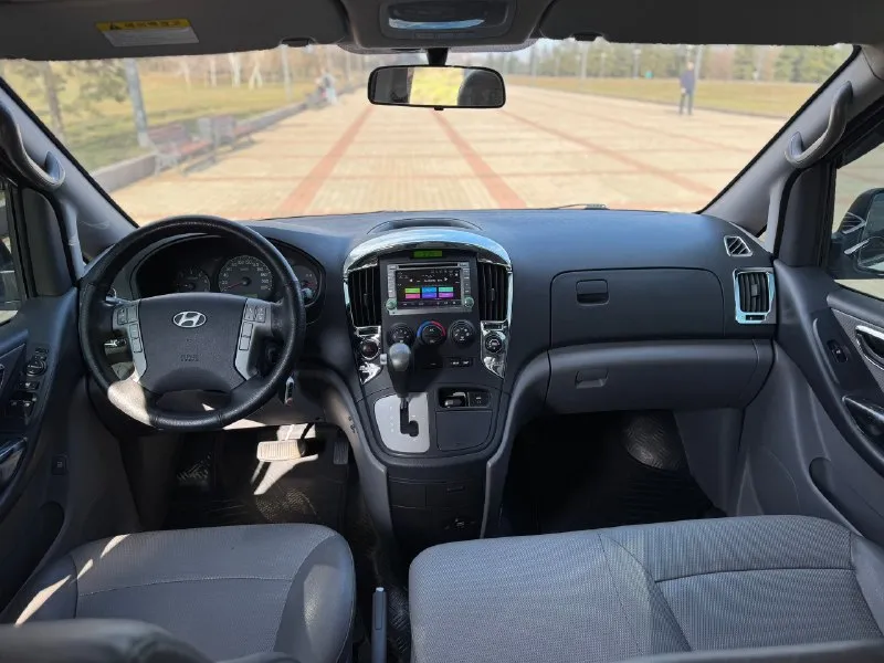 🚐 продаётся hyundai grand starex 🚐 год выпуска: 2010 двигатель: 2.5 дизель коробка передач: автомат пробег: 220 000 км (родной) установлен контрактный двигатель с пробегом всего 30 000 км автомобиль в хорошем техническом состоянии, полностью на ходу. двигатель работает отлично, тянет уверенно, коробка переключает плавно без рывков. машина обслуживалась своевременно. большой, комфортный и очень вместительный минивэн — идеальный вариант как для семьи, так и для работы, поездок или бизнеса. удобная посадка, просторный салон, много места для пассажиров и багажа. родное остекление по кругу, зелёная автотека — прозрачная история автомобиля. 💰 цена: 1 550 000 рублей 📞 телефон: +7 949 458 29 30 звоните или пишите — всё расскажу и покажу, возможен разумный торг! 📞 🇷🇺 звоните: +79494582930 - фотография - 9