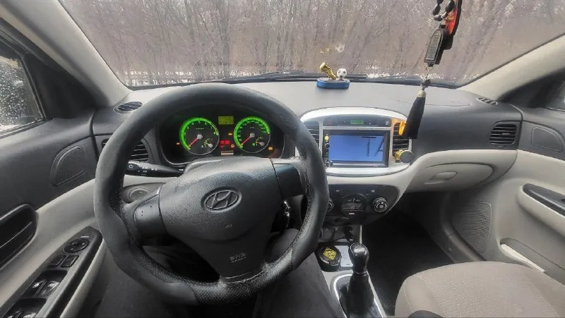 Автомобиль hyundai accent 1.6 мт, 2008, 132 500 км. г. донецк - тип двигателя : бензин; -привод передний; -мощность л. с.: 112; -комплектация: передние, задние дисковые тормоза, подогрев зеркал, передних сидений, 4 стеклоподъёмников, сигнализация шериф с 4-мя с двухсторонней связью с доводчиками стекол, 2 ключа, мультимедия, 4 колонки. -состояние: не битый -птс : оригинал, владельцев 1. -усилитель руля: электрический; -управление климатом: климат-контроль однозонный; -салон: ткань, кожаный руль; -подушки безопасности: фронтальные; -электростеклоподъемники:передние и задние; - фары:ксеноновые, противотуманные; -шины и диски: r14 185 65 зима, лето в комплекте. автомобиль вовремя обслуживался, замена масла каждые 5-6 тыс. км. , была замена рулевой рейки и ходовой части. автомобиль в хорошем состоянии, сел и поехал. подробное описание в лс или при встрече. уместен торг реальному покупателю, возможен обмен с доплатой. цена:590000 руб. информация по номеру +79494049571 - фотография - 6