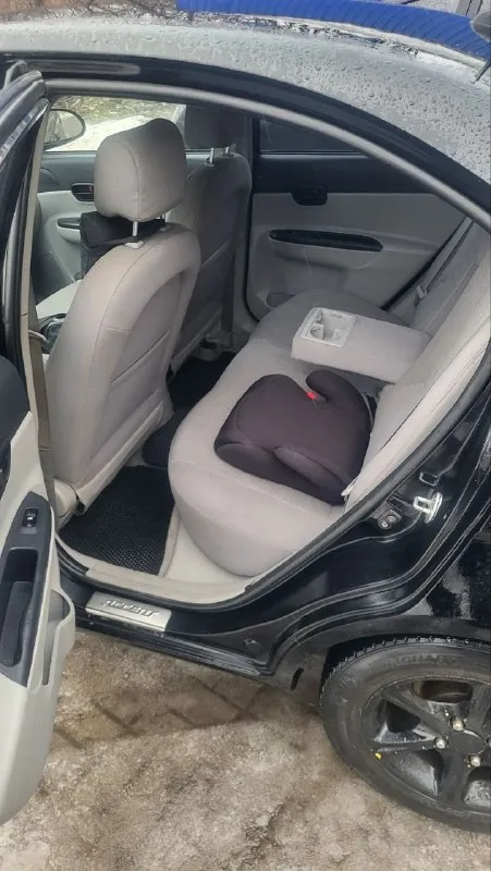 Автомобиль hyundai accent 1.6 мт, 2008, 132 500 км. г. донецк - тип двигателя : бензин; -привод передний; -мощность л. с.: 112; -комплектация: передние, задние дисковые тормоза, подогрев зеркал, передних сидений, 4 стеклоподъёмников, сигнализация шериф с 4-мя с двухсторонней связью с доводчиками стекол, 2 ключа, мультимедия, 4 колонки. -состояние: не битый -птс : оригинал, владельцев 1. -усилитель руля: электрический; -управление климатом: климат-контроль однозонный; -салон: ткань, кожаный руль; -подушки безопасности: фронтальные; -электростеклоподъемники:передние и задние; - фары:ксеноновые, противотуманные; -шины и диски: r14 185 65 зима, лето в комплекте. автомобиль вовремя обслуживался, замена масла каждые 5-6 тыс. км. , была замена рулевой рейки и ходовой части. автомобиль в хорошем состоянии, сел и поехал. подробное описание в лс или при встрече. уместен торг реальному покупателю, возможен обмен с доплатой. цена:590000 руб. информация по номеру +79494049571 - фотография - 7